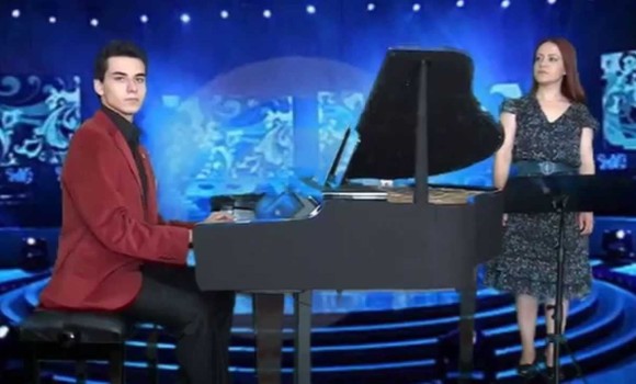Senede Bir Gün Zeki Müren Şarkısı Piyano Vokal Videosu
