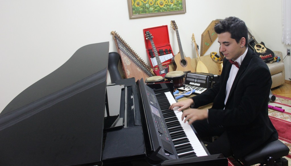 Piyanist Güneş Yakartepe Piyano İTÜ İstanbul Teknik üniversite Üniversitesi Devlet Konser Konservatuvarı Kuyruklu Büyük Piano Musiki Perde Akustik Komalı Haber (2)
