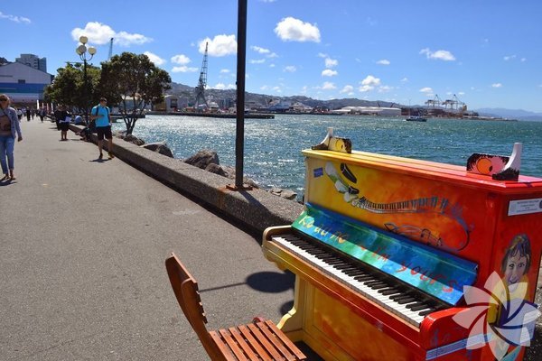 Piyanon Serbes Çalmak İçin Sokak, Cadde, Parklara Yerleştirilmiş "Çal Beni, Seninim" (Play Me, I'm Yours) Projesi