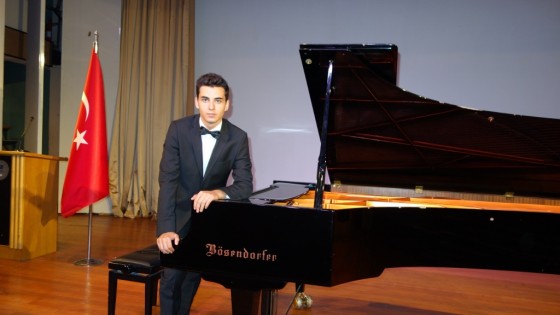 Genç e Piyano Resitali (Müzik konseri Öncesi) Kuyruklu Piyano İle