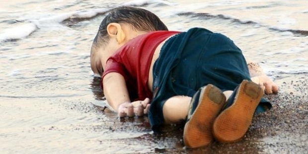 AYLANIN ÇIĞLIĞI Beste Söz Güfte Aylan Alan Kurdi Arapça Kobani Bodrum Kürt Asıllı Suriye Küçük Çocuk Üç Yaşı Ailesi Bodrum bebek-icin-bodrumda-anma-eylemi