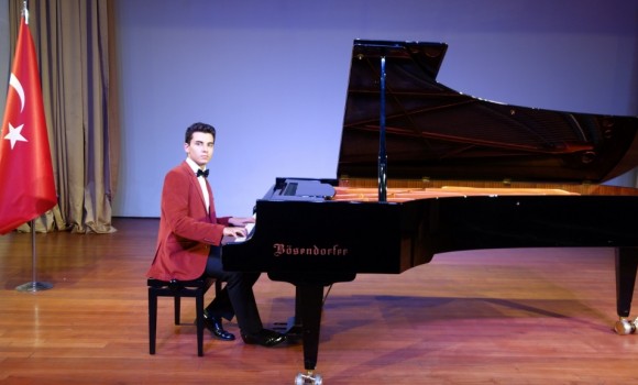 güneş yakartepe piyano Mimar sinan Üniversitesi Devlet Konsertuarı kuyruklu büyük piano Konseri Etkinlik PiyanoTürk Konser Etkinlikleri Piyano Türk