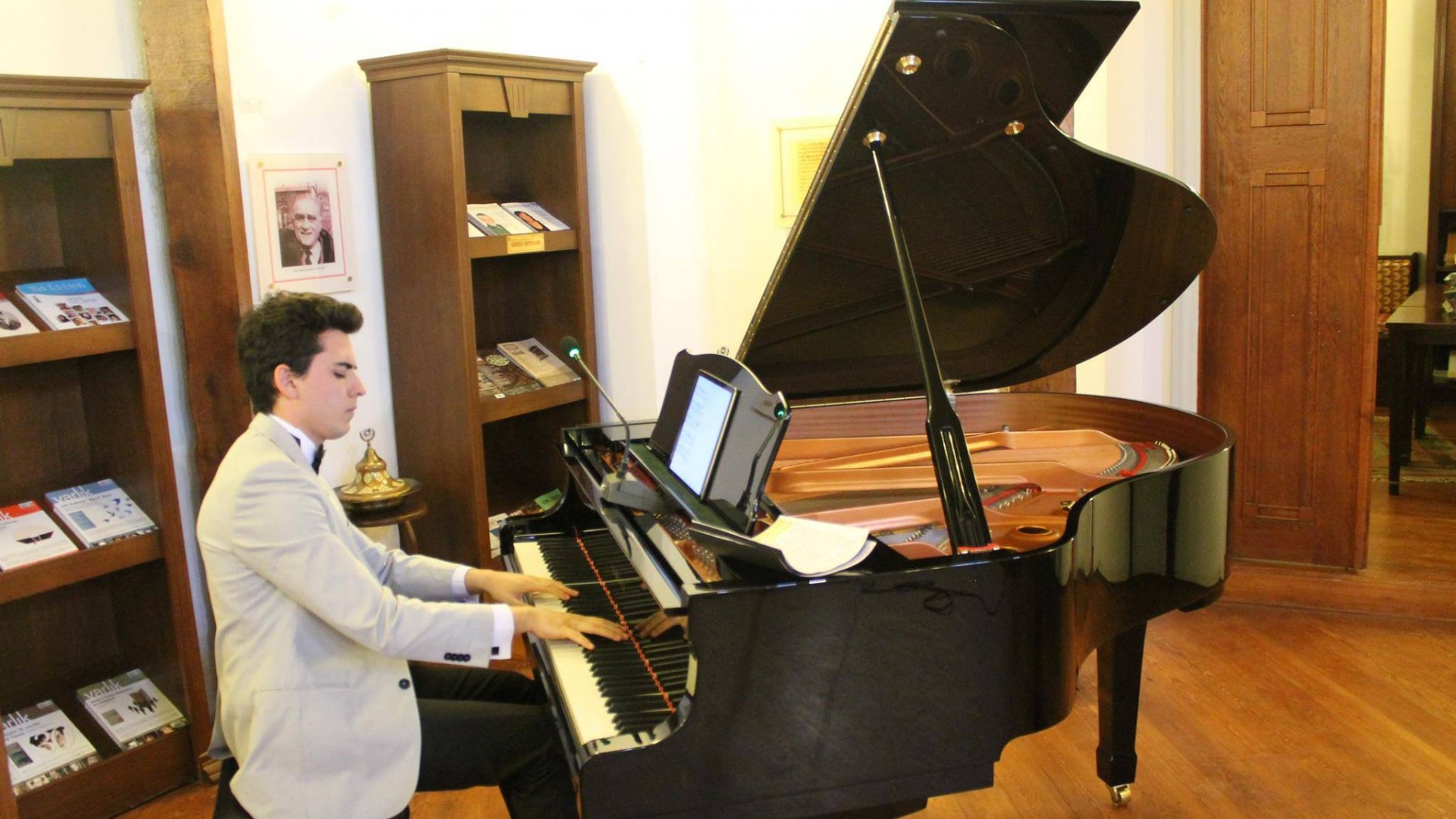 Güneş Yakartepe Kimdir Genç Şair Besteci Kısaca Ansiklopedik Piyanist Klasik Türk Sanat Müzik Piyano