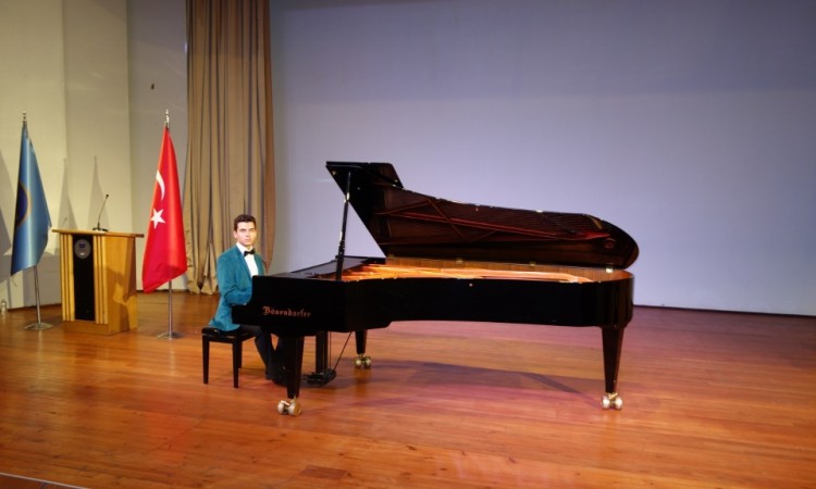 güneş yakartepe piyano genç piyanist Mimar sinan Üniversite PIYANO Oditoryum Konservatuarı kuyruklu piano
