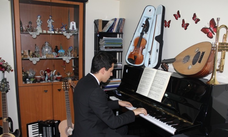 Piyanist Güneş Yakartepe Piyano İTÜ 95 Çalgı Çocuk Konser Koma Büyük Piano Musiki Perde Akustik Komalı Aleti